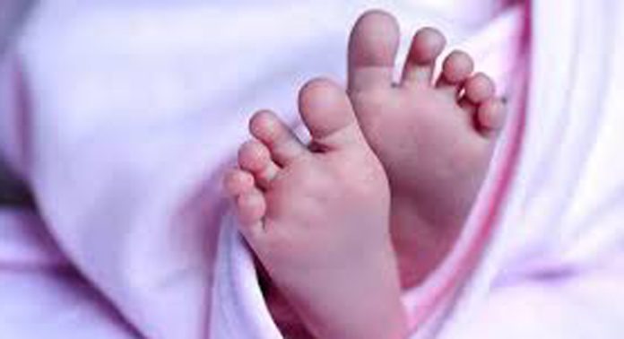 വീട്ടുമുറ്റത്ത് കളിച്ചിരുന്ന കുഞ്ഞ് വീടിന് സമീപത്തെ ജലാശയത്തിൽ വീണ് മരിച്ചു വീട്ടുമുറ്റത്ത് കളിച്ചിരുന്ന കുഞ്ഞ് വീടിന് സമീപത്തെ ജലാശയത്തിൽ വീണ് മരിച്ചു