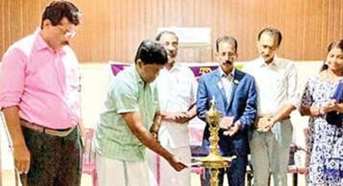 ചെങ്ങന്നൂർ നഗരസഭയിലുള്ള അങ്കണവാടികളിലെ ജീവനക്കാരെ ആദരിച്ചു ചെങ്ങന്നൂർ നഗരസഭയിലുള്ള അങ്കണവാടികളിലെ ജീവനക്കാരെ ആദരിച്ചു