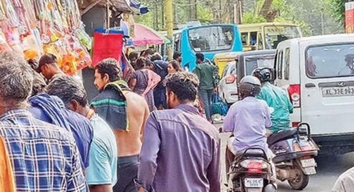 വാഹനങ്ങളുടെ തിരക്കേറി ; നിന്ന് തിരിയാന് സ്ഥലമില്ലാതെ ചെങ്ങന്നൂർ റെയിൽവേ സ്റ്റേഷൻ റോഡ് വാഹനങ്ങളുടെ തിരക്കേറി ; നിന്ന് തിരിയാന് സ്ഥലമില്ലാതെ ചെങ്ങന്നൂർ റെയിൽവേ സ്റ്റേഷൻ റോഡ്