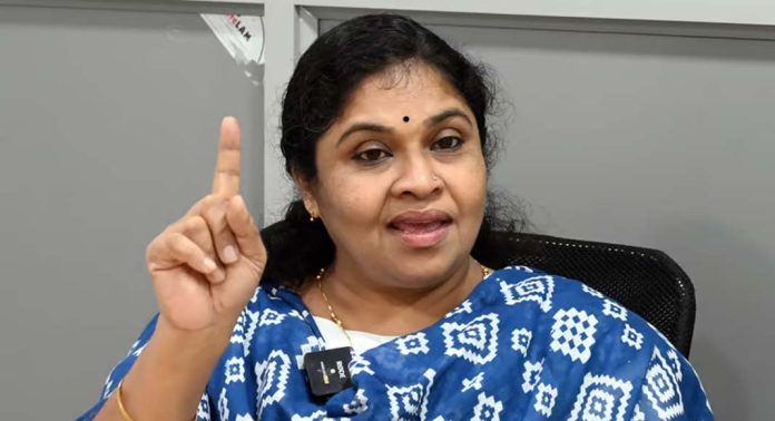 ദിവ്യ ഉണ്ണിയെ വിമർശിച്ച് നടി ഗായത്രി വർഷ ദിവ്യ ഉണ്ണിയെ വിമർശിച്ച് നടി ഗായത്രി വർഷ