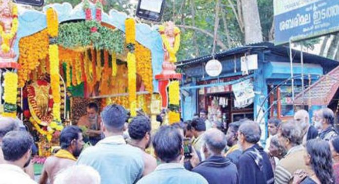 അമ്പലപ്പുഴ പേട്ടസംഘത്തിന്റെ രഥഘോഷയാത്ര കവിയൂർ ക്ഷേത്രത്തിലെത്തി അമ്പലപ്പുഴ പേട്ടസംഘത്തിന്റെ രഥഘോഷയാത്ര കവിയൂർ ക്ഷേത്രത്തിലെത്തി