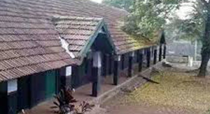 കിഴക്കുപുറം സ്കൂൾ കെട്ടിടത്തിന്റെ രണ്ടാംഘട്ട പണികൾ തുടങ്ങിയില്ല കിഴക്കുപുറം സ്കൂൾ കെട്ടിടത്തിന്റെ രണ്ടാംഘട്ട പണികൾ തുടങ്ങിയില്ല