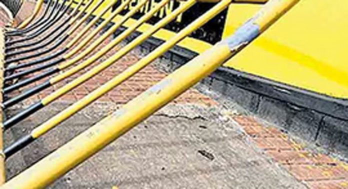 കൈവരികൾ മാറ്റി സ്ഥാപിച്ചില്ല ; മൈലപ്ര കുമ്പഴ റോഡിലെ കാല്നട യാത്ര ദുഷ്ക്കരം കൈവരികൾ മാറ്റി സ്ഥാപിച്ചില്ല ; മൈലപ്ര കുമ്പഴ റോഡിലെ കാല്നട യാത്ര ദുഷ്ക്കരം