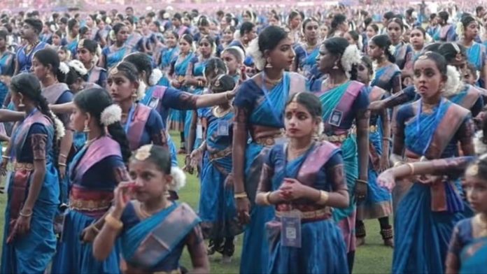 നൃത്ത പരിപാടിയിൽ പങ്കെടുപ്പിക്കുന്ന ഒരോ കുട്ടിക്കും 900 രൂപ വീതം കമ്മീഷൻ നൽകാമെന്ന് വാഗ്ദാനം ചെയ്തിരുന്നതായി നൃത്താധ്യാപികയുടെ വെളിപ്പെടുത്തൽ നൃത്ത പരിപാടിയിൽ പങ്കെടുപ്പിക്കുന്ന ഒരോ കുട്ടിക്കും 900 രൂപ വീതം കമ്മീഷൻ നൽകാമെന്ന് വാഗ്ദാനം ചെയ്തിരുന്നതായി നൃത്താധ്യാപികയുടെ വെളിപ്പെടുത്തൽ
