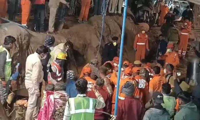 കുഴല്ക്കിണറില് വീണ മൂന്നു വയസുകാരിയെ രക്ഷപ്പെടുത്തി ;പിന്നാലെ മരണത്തിന് കീഴടങ്ങി കുഴല്ക്കിണറില് വീണ മൂന്നു വയസുകാരിയെ രക്ഷപ്പെടുത്തി ;പിന്നാലെ മരണത്തിന് കീഴടങ്ങി