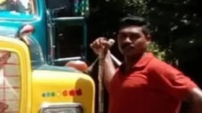 തെങ്ങ് മുറിക്കുന്നതിനിടെ കട്ടർ കഴുത്തിൽ തട്ടി യുവാവിന് ദാരുണാന്ത്യം തെങ്ങ് മുറിക്കുന്നതിനിടെ കട്ടർ കഴുത്തിൽ തട്ടി യുവാവിന് ദാരുണാന്ത്യം