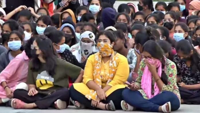കോളേജ് ഹോസ്റ്റൽ ശുചിമുറിയിൽ ഒളി ക്യാമറ ; പ്രതിഷേധവുമായി വിദ്യാർഥിനികൾ കോളേജ് ഹോസ്റ്റൽ ശുചിമുറിയിൽ ഒളി ക്യാമറ ; പ്രതിഷേധവുമായി വിദ്യാർഥിനികൾ