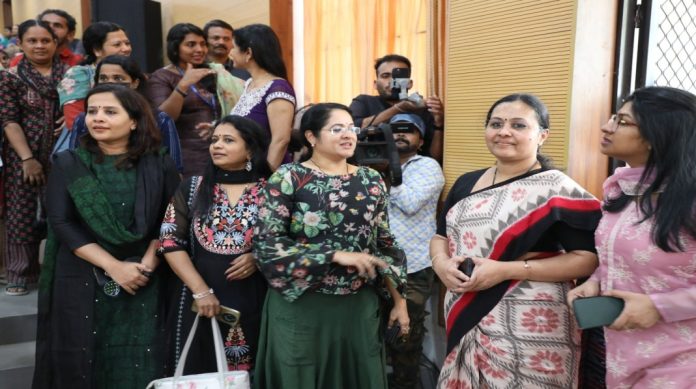 കലോത്സവ വേദിയില് വര്ഷങ്ങള്ക്ക് ശേഷം അവര് ഒത്തുകൂടി ; പഴയകാല അനുഭവങ്ങള് പങ്കുവച്ച് മന്ത്രി വീണാ ജോര്ജും സുഹൃത്തുക്കളും കലോത്സവ വേദിയില് വര്ഷങ്ങള്ക്ക് ശേഷം അവര് ഒത്തുകൂടി ; പഴയകാല അനുഭവങ്ങള് പങ്കുവച്ച് മന്ത്രി വീണാ ജോര്ജും സുഹൃത്തുക്കളും