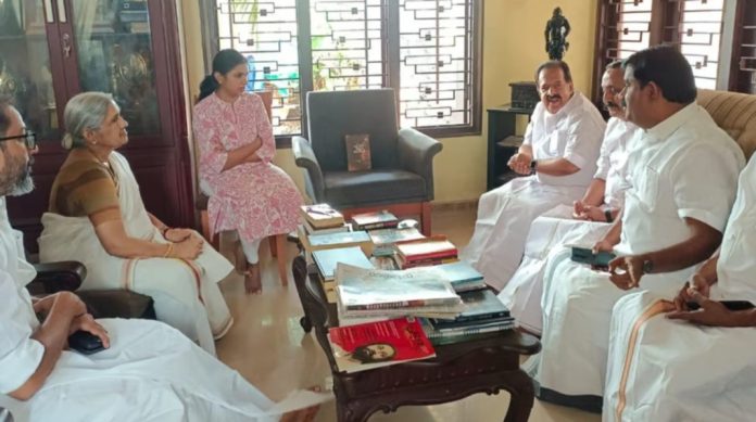 കാറ്റും കാലവും മരവിച്ചു നിൽക്കുന്നത് പോലെ തോന്നി ; എം ടിയുടെ വീട്ടിലെത്തി രമേശ് ചെന്നിത്തല കാറ്റും കാലവും മരവിച്ചു നിൽക്കുന്നത് പോലെ തോന്നി ; എം ടിയുടെ വീട്ടിലെത്തി രമേശ് ചെന്നിത്തല