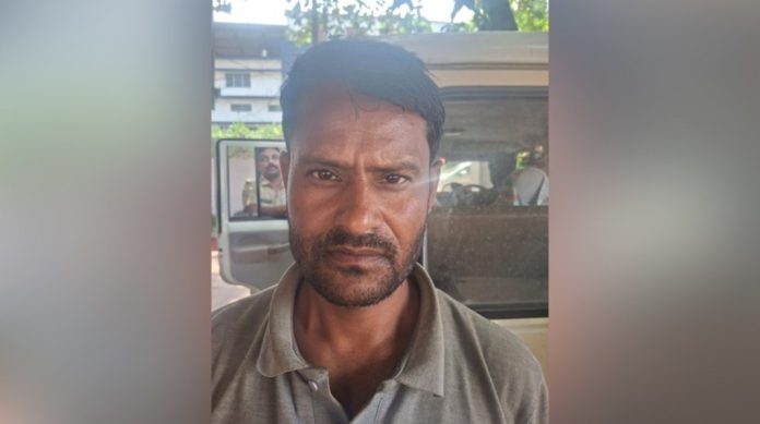 അയ്യപ്പ ഭക്തന്റെ വേഷം ധരിച്ച് മൊബൈൽ മോഷണം ; ത്രിപുര സ്വദേശി പിടിയിൽ അയ്യപ്പ ഭക്തന്റെ വേഷം ധരിച്ച് മൊബൈൽ മോഷണം ; ത്രിപുര സ്വദേശി പിടിയിൽ