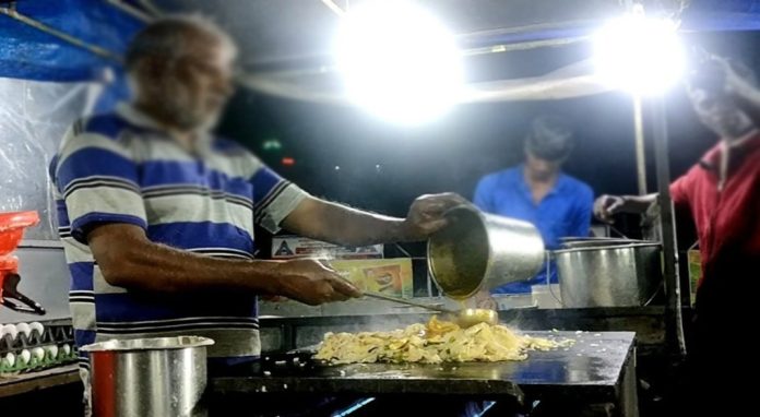 ഗതാഗത തടസം ; ഒറ്റ രാത്രി കൊണ്ട് പൊളിച്ചു നീക്കിയത് 80 ൽ അധികം വഴിയോര തട്ടുകടകൾ ഗതാഗത തടസം ; ഒറ്റ രാത്രി കൊണ്ട് പൊളിച്ചു നീക്കിയത് 80 ൽ അധികം വഴിയോര തട്ടുകടകൾ