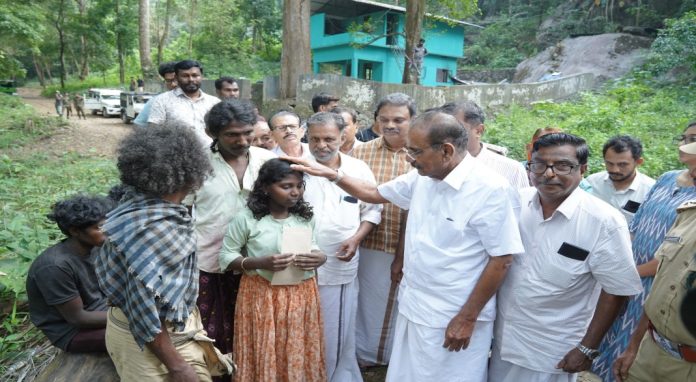 കാട്ടാനയുടെ ആക്രമണത്തിൽ കൊല്ലപ്പെട്ട മണിയുടെ കുടുംബത്തെ ആശ്വസിപ്പിക്കാൻ മന്ത്രിയെത്തി ; അഞ്ച് ലക്ഷം ധനസഹായം കൈമാറി കാട്ടാനയുടെ ആക്രമണത്തിൽ കൊല്ലപ്പെട്ട മണിയുടെ കുടുംബത്തെ ആശ്വസിപ്പിക്കാൻ മന്ത്രിയെത്തി ; അഞ്ച് ലക്ഷം ധനസഹായം കൈമാറി