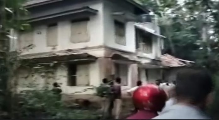 25 വര്ഷമായി പൂട്ടിക്കിടന്ന വീട്ടിലെ ഫ്രിഡ്ജിനുള്ളില് മനുഷ്യന്റെ അസ്ഥികൂടം കണ്ടെത്തി 25 വര്ഷമായി പൂട്ടിക്കിടന്ന വീട്ടിലെ ഫ്രിഡ്ജിനുള്ളില് മനുഷ്യന്റെ അസ്ഥികൂടം കണ്ടെത്തി