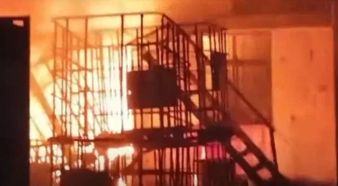 എടയാര് വ്യവസായ മേഖലയില് തീപിടിത്തം എടയാര് വ്യവസായ മേഖലയില് തീപിടിത്തം