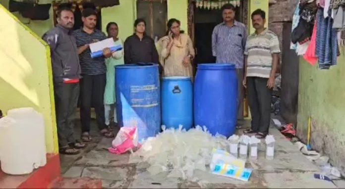 വീട്ടിൽ സൂക്ഷിച്ച 650 ലിറ്റർ അനധികൃത മദ്യവും പണവും പിടികൂടി എക്സൈസ് വീട്ടിൽ സൂക്ഷിച്ച 650 ലിറ്റർ അനധികൃത മദ്യവും പണവും പിടികൂടി എക്സൈസ്