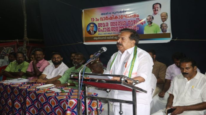 അരിപ്പയില് മിച്ചഭൂമി ഭൂരഹിതര്ക്കു വിതരണം ചെയ്യണം : രമേശ് ചെന്നിത്തല അരിപ്പയില് മിച്ചഭൂമി ഭൂരഹിതര്ക്കു വിതരണം ചെയ്യണം : രമേശ് ചെന്നിത്തല