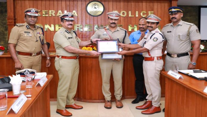 ആലത്തൂര് പോലീസ് സ്റ്റേഷനിലെ ഉദ്യോഗസ്ഥരെ ആദരിച്ചു ആലത്തൂര് പോലീസ് സ്റ്റേഷനിലെ ഉദ്യോഗസ്ഥരെ ആദരിച്ചു