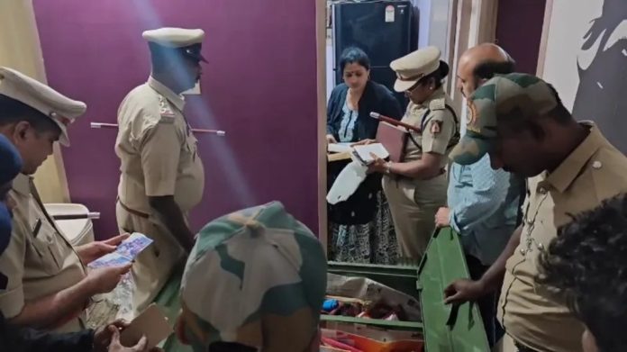 വീട് കുത്തിത്തുറന്ന് വൻ മോഷണം ; കവർന്നത് 750 ഗ്രാം സ്വർണവും 15 കിലോ വെള്ളിയും അഞ്ചര ലക്ഷം രൂപയും വീട് കുത്തിത്തുറന്ന് വൻ മോഷണം ; കവർന്നത് 750 ഗ്രാം സ്വർണവും 15 കിലോ വെള്ളിയും അഞ്ചര ലക്ഷം രൂപയും