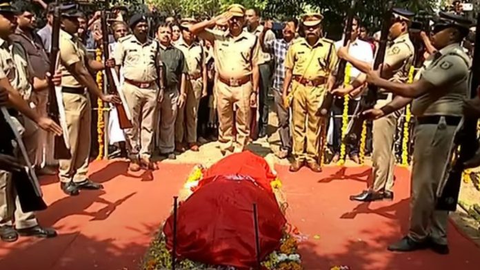 ഭാവഗായകന് വിട നല്കി കേരളം ; ഒഴുകിയെത്തി ആയിരങ്ങള് ഭാവഗായകന് വിട നല്കി കേരളം ; ഒഴുകിയെത്തി ആയിരങ്ങള്