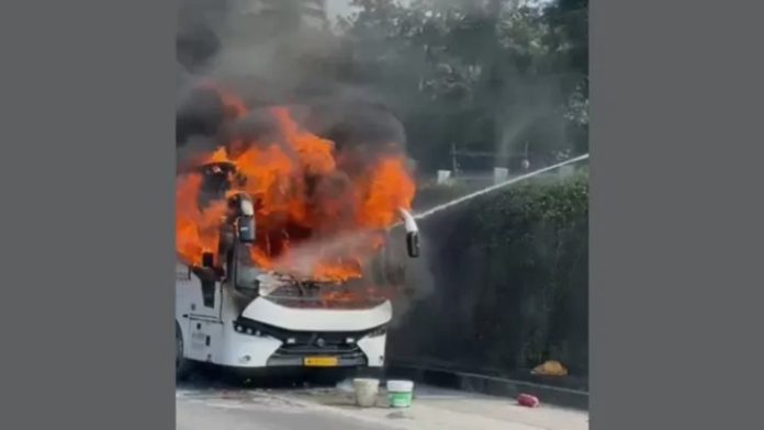 കഴക്കൂട്ടത്ത് ഓടിക്കൊണ്ടിരുന്ന ബസ്സിന് തീപിടിച്ചു കഴക്കൂട്ടത്ത് ഓടിക്കൊണ്ടിരുന്ന ബസ്സിന് തീപിടിച്ചു