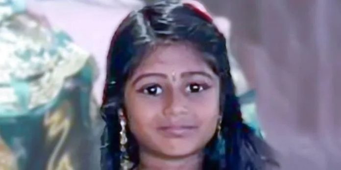 സ്കൂൾ ബസിടിച്ച് മരിച്ച വിദ്യാർഥിനിയുടെ മൃതദേഹം സംസ്കരിച്ചു സ്കൂൾ ബസിടിച്ച് മരിച്ച വിദ്യാർഥിനിയുടെ മൃതദേഹം സംസ്കരിച്ചു