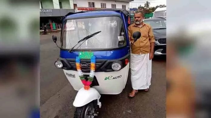 കളഞ്ഞ് കിട്ടിയ അഞ്ച് പവനിലധികം തൂക്കംവരുന്ന സ്വര്ണമാല ഉടമയെ കണ്ടെത്തി തിരികെ നല്കി ഓട്ടോ ഡ്രൈവർ കളഞ്ഞ് കിട്ടിയ അഞ്ച് പവനിലധികം തൂക്കംവരുന്ന സ്വര്ണമാല ഉടമയെ കണ്ടെത്തി തിരികെ നല്കി ഓട്ടോ ഡ്രൈവർ