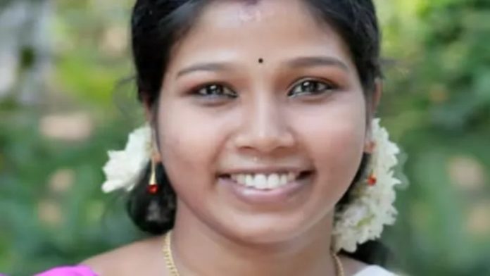 കൊല്ലത്ത് വീടിനുള്ളിൽ യുവതി മരിച്ച നിലയിൽ കൊല്ലത്ത് വീടിനുള്ളിൽ യുവതി മരിച്ച നിലയിൽ