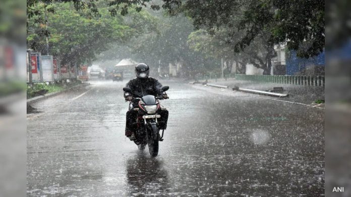 ചക്രവാതച്ചുഴി ; സംസ്ഥാനത്ത് ഇന്ന് ശക്തമായ മഴയ്ക്ക് സാധ്യത ; മൂന്ന് ജില്ലകളില് യെല്ലോ അലര്ട്ട് ചക്രവാതച്ചുഴി ; സംസ്ഥാനത്ത് ഇന്ന് ശക്തമായ മഴയ്ക്ക് സാധ്യത ; മൂന്ന് ജില്ലകളില് യെല്ലോ അലര്ട്ട്