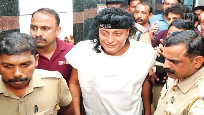 നിയമത്തിനും മുകളിലാണെന്ന തോന്നല് വേണ്ട, എല്ലാം വിലയ്ക്ക് വാങ്ങാമെന്ന വിചാരം വേണ്ട, നിരുപാധികം മാപ്പുപറഞ്ഞില്ലെങ്കിൽ ജാമ്യം റദ്ദാക്കും ; ബൊച്ചെയ്ക്ക് എതിരെ വീണ്ടും കടുപ്പിച്ച് ഹൈക്കോടതി നിയമത്തിനും മുകളിലാണെന്ന തോന്നല് വേണ്ട, എല്ലാം വിലയ്ക്ക് വാങ്ങാമെന്ന വിചാരം വേണ്ട, നിരുപാധികം മാപ്പുപറഞ്ഞില്ലെങ്കിൽ ജാമ്യം റദ്ദാക്കും ; ബൊച്ചെയ്ക്ക് എതിരെ വീണ്ടും കടുപ്പിച്ച് ഹൈക്കോടതി