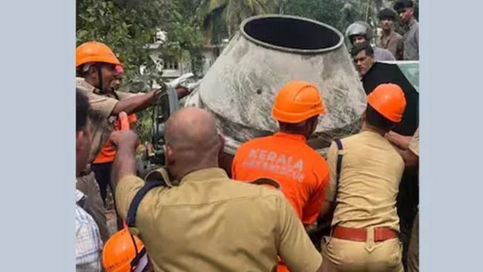 കോണ്ക്രീറ്റ് മിക്സിംഗ് യന്ത്രത്തിനുള്ളില് തൊഴിലാളിയുടെ കൈ കുടുങ്ങി കോണ്ക്രീറ്റ് മിക്സിംഗ് യന്ത്രത്തിനുള്ളില് തൊഴിലാളിയുടെ കൈ കുടുങ്ങി