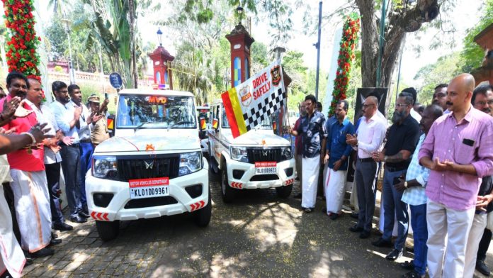 ആര്സി ബുക്ക് മാര്ച്ച് 31 നകം ഡിജിറ്റലാക്കും : മന്ത്രി കെ ബി ഗണേഷ് കുമാര് ; മോട്ടോര് വാഹന വകുപ്പിന്റെ 20 വാഹനങ്ങള് ഫ്ളാഗ് ഓഫ് ചെയ്തു ആര്സി ബുക്ക് മാര്ച്ച് 31 നകം ഡിജിറ്റലാക്കും : മന്ത്രി കെ ബി ഗണേഷ് കുമാര് ; മോട്ടോര് വാഹന വകുപ്പിന്റെ 20 വാഹനങ്ങള് ഫ്ളാഗ് ഓഫ് ചെയ്തു
