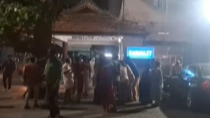 പറവൂർ ചേന്ദമംഗലത്ത് മൂന്ന് പേരെ വീട്ടിൽ കയറി വെട്ടിക്കൊന്നു പറവൂർ ചേന്ദമംഗലത്ത് മൂന്ന് പേരെ വീട്ടിൽ കയറി വെട്ടിക്കൊന്നു