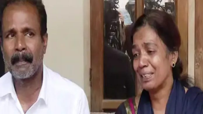ഗ്രീഷ്മയുടെ അമ്മയും കുറ്റക്കാരിയല്ലേ, വെറുതെ വിട്ടത് എന്തിനാണ്? : അപ്പീൽ നൽകുമെന്ന് ഷാരോണിൻ്റെ മാതാപിതാക്കൾ ഗ്രീഷ്മയുടെ അമ്മയും കുറ്റക്കാരിയല്ലേ, വെറുതെ വിട്ടത് എന്തിനാണ്? : അപ്പീൽ നൽകുമെന്ന് ഷാരോണിൻ്റെ മാതാപിതാക്കൾ