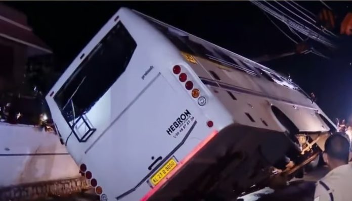 നെടുമങ്ങാട് അപകടം : ടൂറിസ്റ്റ് ബസിന്റെ ഫിറ്റ്നസും പെര്മിറ്റും ആര്സിയും റദ്ദാക്കി നെടുമങ്ങാട് അപകടം : ടൂറിസ്റ്റ് ബസിന്റെ ഫിറ്റ്നസും പെര്മിറ്റും ആര്സിയും റദ്ദാക്കി