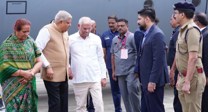 ലക്ഷദ്വീപ് സന്ദർശനം പൂർത്തിയായി : ഉപരാഷ്ട്രപതി ജഗദീപ് ധൻകർ മടങ്ങി ലക്ഷദ്വീപ് സന്ദർശനം പൂർത്തിയായി : ഉപരാഷ്ട്രപതി ജഗദീപ് ധൻകർ മടങ്ങി
