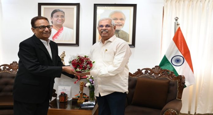 സംസ്ഥാന തിരഞ്ഞെടുപ്പ് കമ്മീഷണർ ഗവർണറെ സന്ദർശിച്ചു സംസ്ഥാന തിരഞ്ഞെടുപ്പ് കമ്മീഷണർ ഗവർണറെ സന്ദർശിച്ചു
