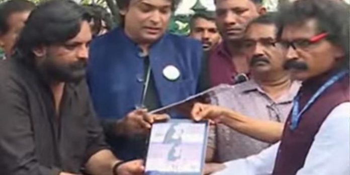 ഗ്രീഷ്മയ്ക്ക് വധശിക്ഷ വിധിച്ച ജഡ്ജിയുടെ കട്ടൗട്ടില് പാലഭിഷേകം ; തടഞ്ഞ് പോലീസ് ഗ്രീഷ്മയ്ക്ക് വധശിക്ഷ വിധിച്ച ജഡ്ജിയുടെ കട്ടൗട്ടില് പാലഭിഷേകം ; തടഞ്ഞ് പോലീസ്