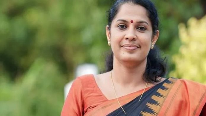 ബിനാമി സ്വത്താരോപണം : കെഎസ്യു നേതാവിനെതിരെ നിയമനടപടി സ്വീകരിക്കുമെന്ന് പി.പി ദിവ്യ ബിനാമി സ്വത്താരോപണം : കെഎസ്യു നേതാവിനെതിരെ നിയമനടപടി സ്വീകരിക്കുമെന്ന് പി.പി ദിവ്യ