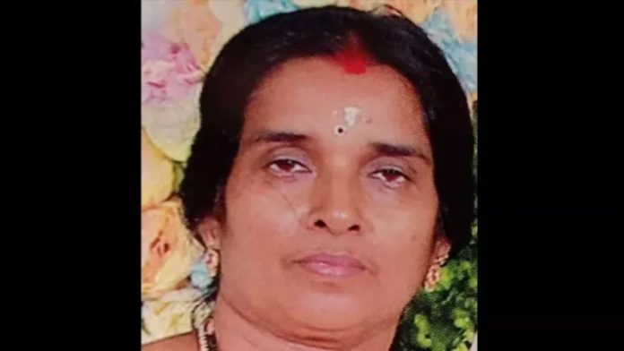 മധ്യവയസ്കയുടെ മൃതദേഹം അയൽവാസിയുടെ പറമ്പിൽ കത്തിക്കരിഞ്ഞ നിലയിൽ കണ്ടെത്തി മധ്യവയസ്കയുടെ മൃതദേഹം അയൽവാസിയുടെ പറമ്പിൽ കത്തിക്കരിഞ്ഞ നിലയിൽ കണ്ടെത്തി