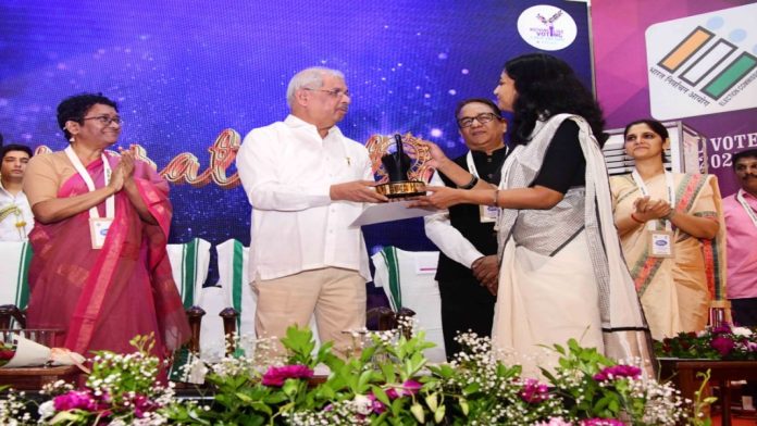 നൂറ് ശതമാനം സമ്മതിദാന അവകാശം വിനിയോഗിക്കുന്ന ആദ്യ സംസ്ഥാനമായി കേരളം മാറണം : ഗവർണർ നൂറ് ശതമാനം സമ്മതിദാന അവകാശം വിനിയോഗിക്കുന്ന ആദ്യ സംസ്ഥാനമായി കേരളം മാറണം : ഗവർണർ