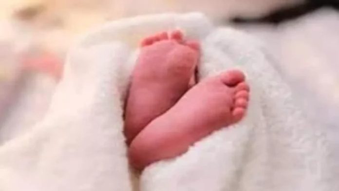 മുലപ്പാൽ തൊണ്ടയിൽ കുടുങ്ങി 18 ദിവസം പ്രായമായ കുഞ്ഞ് മരിച്ചു മുലപ്പാൽ തൊണ്ടയിൽ കുടുങ്ങി 18 ദിവസം പ്രായമായ കുഞ്ഞ് മരിച്ചു