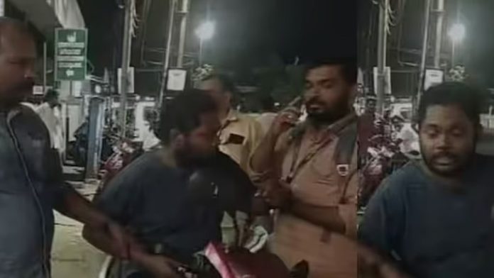 കടയുടെ ലൈസന്സ് പുതുക്കാന് 10,000 രൂപ കൈക്കൂലി ; ഹെല്ത്ത് ഇന്സ്പെക്ടര് പിടിയില് കടയുടെ ലൈസന്സ് പുതുക്കാന് 10,000 രൂപ കൈക്കൂലി ; ഹെല്ത്ത് ഇന്സ്പെക്ടര് പിടിയില്