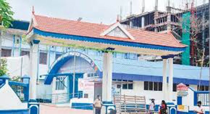 ആലപ്പുഴ ജനറല് ആശുപത്രിയില്നിന്ന് ഓക്സിജന് സിലിണ്ടറുകള് മോഷ്ടിച്ച് കടത്താന് ശ്രമിച്ച രണ്ടുപേര് പിടിയില് ആലപ്പുഴ ജനറല് ആശുപത്രിയില്നിന്ന് ഓക്സിജന് സിലിണ്ടറുകള് മോഷ്ടിച്ച് കടത്താന് ശ്രമിച്ച രണ്ടുപേര് പിടിയില്