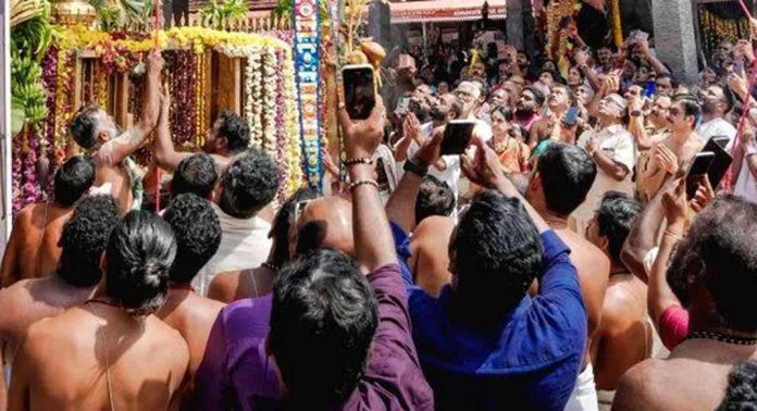 ആറന്മുള പാർത്ഥസാരഥി ക്ഷേത്രത്തിലെ പത്തുനാൾ നീണ്ടുനിൽക്കുന്ന ഉത്സവത്തിന് കൊടിയേറി ആറന്മുള പാർത്ഥസാരഥി ക്ഷേത്രത്തിലെ പത്തുനാൾ നീണ്ടുനിൽക്കുന്ന ഉത്സവത്തിന് കൊടിയേറി