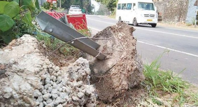 തകർന്നുപോയ ബാരിക്കേഡും സ്ലാബുകളും പുനഃസ്ഥാപിച്ചില്ല ; അപകടംനടന്ന സ്ഥലത്ത് വീണ്ടും അപകടക്കെണി തകർന്നുപോയ ബാരിക്കേഡും സ്ലാബുകളും പുനഃസ്ഥാപിച്ചില്ല ; അപകടംനടന്ന സ്ഥലത്ത് വീണ്ടും അപകടക്കെണി