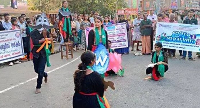 ഇളമണ്ണൂർ വൊക്കേഷണല് ഹയർ സെക്കൻഡറി സ്കൂൾ നാഷണൽ സർവീസ് സ്കീമിന്റെ നേതൃത്വത്തില് തെരുവുനാടകം അവതരിപ്പിച്ചു ഇളമണ്ണൂർ വൊക്കേഷണല് ഹയർ സെക്കൻഡറി സ്കൂൾ നാഷണൽ സർവീസ് സ്കീമിന്റെ നേതൃത്വത്തില് തെരുവുനാടകം അവതരിപ്പിച്ചു