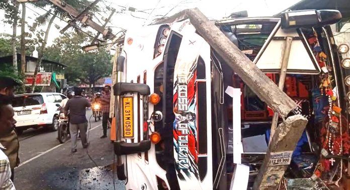 അടൂരില് ടൂറിസ്റ്റ് ബസ് വൈദ്യുതി പോസ്റ്റില് ഇടിച്ചു മറിഞ്ഞു ; ബസ്സില് ഉണ്ടായിരുന്നത് കൊല്ലം ഫാത്തിമ മാതാ കോളജിലെ വിദ്യാർത്ഥികൾ അടൂരില് ടൂറിസ്റ്റ് ബസ് വൈദ്യുതി പോസ്റ്റില് ഇടിച്ചു മറിഞ്ഞു ; ബസ്സില് ഉണ്ടായിരുന്നത് കൊല്ലം ഫാത്തിമ മാതാ കോളജിലെ വിദ്യാർത്ഥികൾ