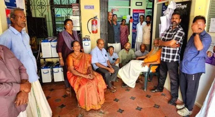 പന്നിശല്യത്തെപ്പറ്റി പരാതി പറയാൻ എത്തിയപ്പോള് പഞ്ചായത്ത് ഓഫീസിൽ ആളില്ല ; ഏറത്ത് പഞ്ചായത്തിൽ കുത്തിയിരിപ്പ് സമരം നടത്തി കര്ഷകര് പന്നിശല്യത്തെപ്പറ്റി പരാതി പറയാൻ എത്തിയപ്പോള് പഞ്ചായത്ത് ഓഫീസിൽ ആളില്ല ; ഏറത്ത് പഞ്ചായത്തിൽ കുത്തിയിരിപ്പ് സമരം നടത്തി കര്ഷകര്