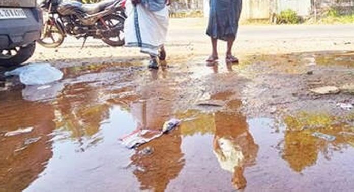 അടൂർ ഹൈസ്കൂൾ ജംഗ്ഷന് സമീപത്തെ പൈപ്പ് പൊട്ടി വെള്ളം പാഴാകുന്നു അടൂർ ഹൈസ്കൂൾ ജംഗ്ഷന് സമീപത്തെ പൈപ്പ് പൊട്ടി വെള്ളം പാഴാകുന്നു