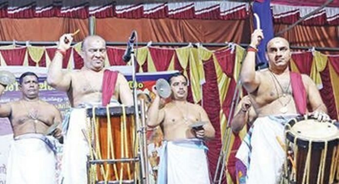 അമ്പലപ്പുഴ ശ്രീകൃഷ്ണസ്വാമീക്ഷേത്രത്തിൽ പന്ത്രണ്ടുകളഭമഹോത്സവത്തിന് ട്രിപ്പിൾ തായമ്പക അവതരിപ്പിച്ച് മട്ടന്നൂരും സംഘവും അമ്പലപ്പുഴ ശ്രീകൃഷ്ണസ്വാമീക്ഷേത്രത്തിൽ പന്ത്രണ്ടുകളഭമഹോത്സവത്തിന് ട്രിപ്പിൾ തായമ്പക അവതരിപ്പിച്ച് മട്ടന്നൂരും സംഘവും